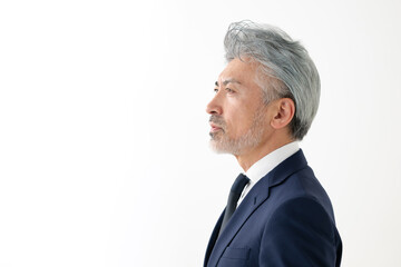 スーツを着た男性の横顔