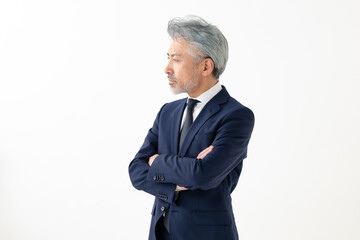 腕を組むビジネスマン