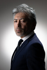 スーツを着た男性