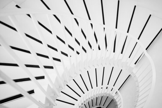 Escalier en colima&ccedil;on blanc vu vers le haut en architecture moderne