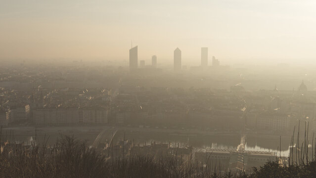 pollution atmosph&eacute;rique dans une ville europ&eacute;enne comme Lyon en France &agrave; cause de la circulation routi&egrave;re, du chauffage, des usines et des canicules