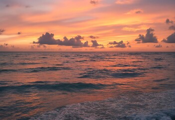 Obraz premium A serene sunset over a vast ocean.