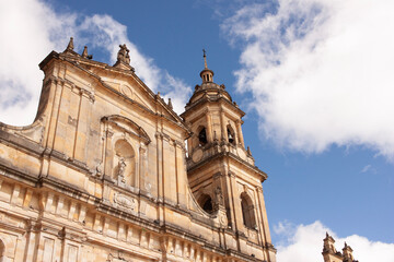 Obraz premium An old cathedral with intricate architecture, standing as a historical landmark