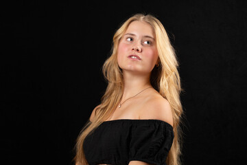 Fototapeta premium Frau, jung, Gesicht, blond, schwarzer Hintergrund