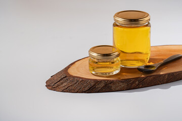 美しいはちみつの瓶と木製スプーン