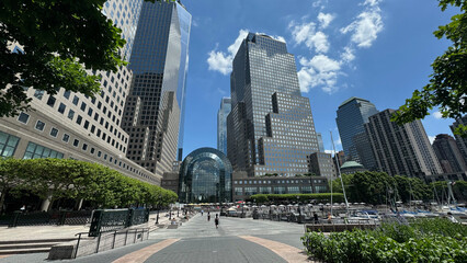 Obraz premium Vibrant NYC street scene during the day—bustling energy, iconic architecture, and the dynamic pulse of the city in every shot.