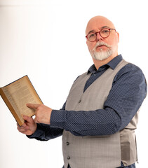Professeur d'université montrant un passage dans un livre qu'il montre - fond blanc