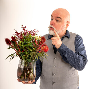 Homme entrain de parler &agrave; un bouquet de fleur - humour fond blanc