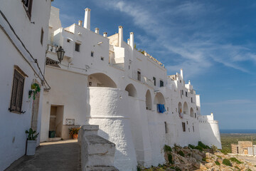 Murailles aragonaises, renforcées de tours circulaires, autour de la ville blanche d'Ostuni, dans...