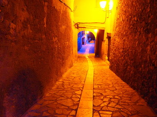 callejuelas empedradas con  arcos y porches de grandes vigas de madera del barrio judío, en la ...