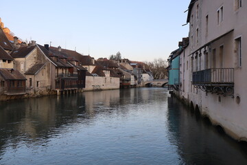 Maisons de long de la rivière la Loue, au coucher du soleil, ville de Ornans, département du...