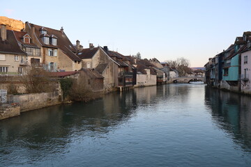 Maisons de long de la rivière la Loue, au coucher du soleil, ville de Ornans, département du...