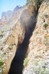 Obraz premium A rock formation in the form of a cave or grotto. Caving and tourism