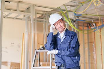 マンションのリフォーム現場で働く男性の大工
