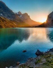 La c&aacute;lida luz del sol de poniente ilumina el borde del agua de un lago rodeado de imponentes monta&ntilde;as, creando una escena impresionante, 4k
