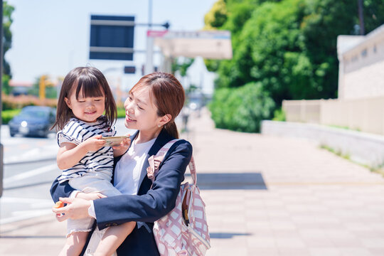 仕事前に子どもを保育園に送るワーママ