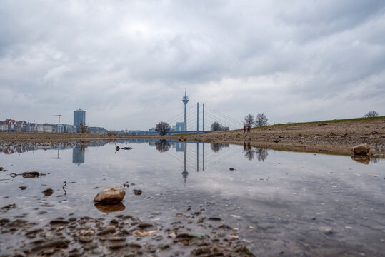 Rheinufer, Br&uuml;cke und Ansicht von D&uuml;sseldorf