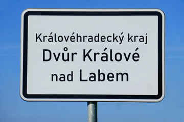 Ortsschild Kr&aacute;lov&eacute;hradeck&yacute; kraj Dvůr Kr&aacute;lov&eacute; nad Labem