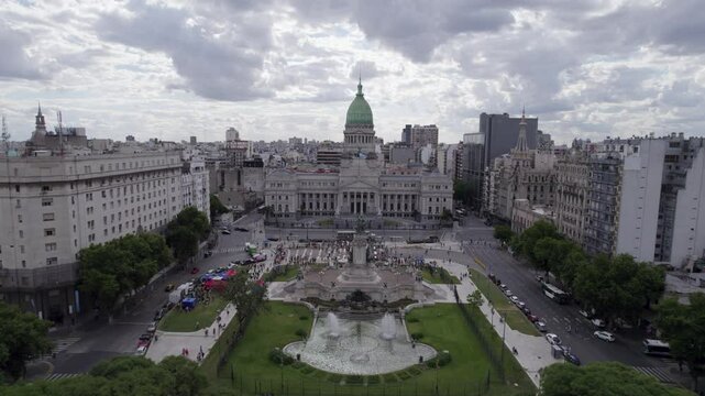 Congreso de La Naci&oacute;n Argentina, Buenos Aires, Argentina. Protesta. Poder. Pol&iacute;tica. Plano de Dron al atardecer.