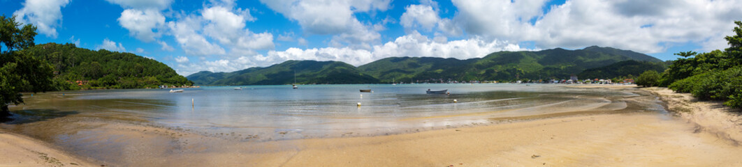 Brasil e uma panorâmica da praia e montanhas e o mar tranquilo em Santa Catarina Governador Celso Ramos Praia da Camboa