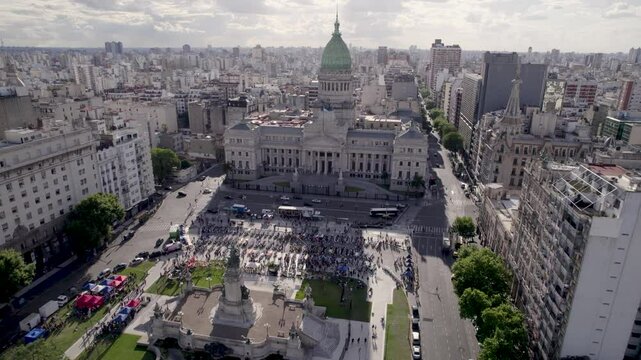 Congreso Argentino, Buenos Aires, Argentina. Protesta. Poder. Pol&iacute;tica. Plano de Dron al atardecer.