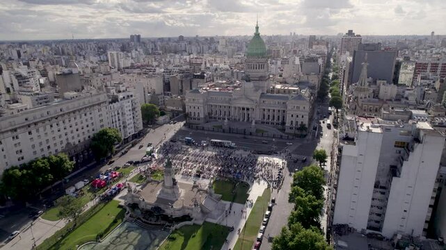Congreso Argentino, Buenos Aires, Argentina. Protesta. Poder. Pol&iacute;tica. Plano de Dron al atardecer.