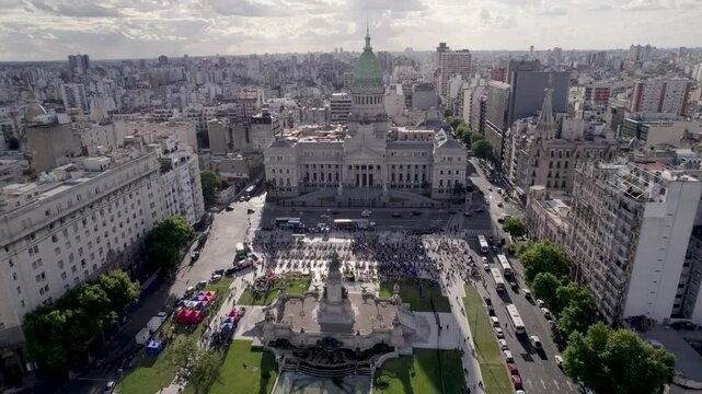 Congreso Argentino, Buenos Aires, Argentina. Protesta. Poder. Pol&iacute;tica. Plano de Dron al atardecer.