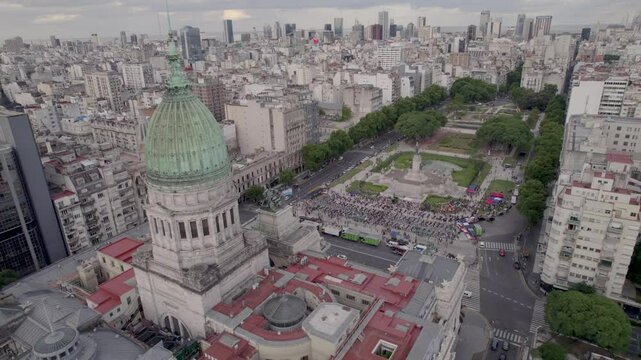 Congreso Argentino, Buenos Aires, Argentina. Protesta. Poder. Pol&iacute;tica. Plano de Dron al atardecer.