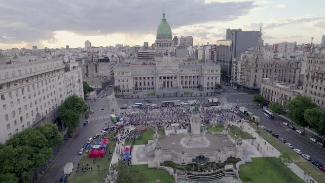 Congreso Argentino, Buenos Aires, Argentina. Protesta. Poder. Pol&iacute;tica. Plano de Dron al atardecer.