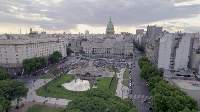 Congreso Argentino, Buenos Aires, Argentina. Protesta. Poder. Pol&iacute;tica. Plano de Dron al atardecer.