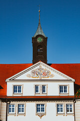 Sehensw&uuml;rdigkeit Rathaus in Ochsenhausen in Oberschwaben, S&uuml;ddeutschland. Turm mit Uhr