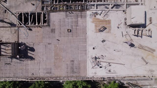 Obreros trabajando en el techo de un edificio en construcci&oacute;n. Trabajo. Arquitectura. Progreso. Crecimiento. 