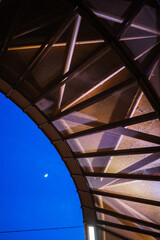 Künstlerische Decke vor blauem Himmel