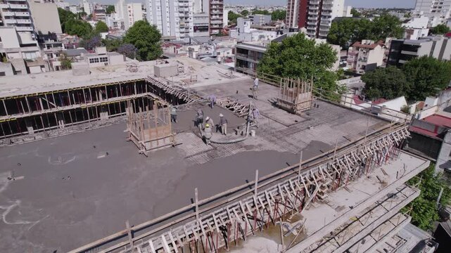 Obreros trabajando en el techo de un edificio en construcci&oacute;n. Trabajo. Arquitectura. Progreso. Crecimiento. 