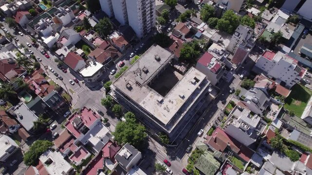 Edificio en construcci&oacute;n, Estructura. Footage de arquitectura. Ingenier&iacute;a. Trabajo. Construir, inversi&oacute;n. 