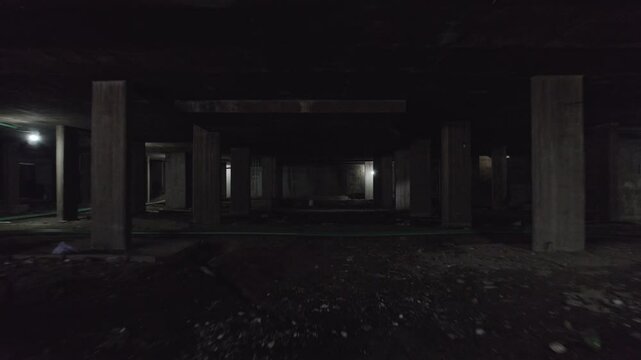 S&oacute;tano poco iluminado de un edificio en construcci&oacute;n. Footage de Arquitectura. S&oacute;tano. Obra. Arquitectura. Construcci&oacute;n.