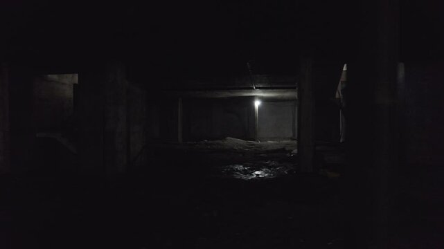 S&oacute;tano poco iluminado de un edificio en construcci&oacute;n. Footage de Arquitectura. S&oacute;tano. Obra. Arquitectura. Construcci&oacute;n.
