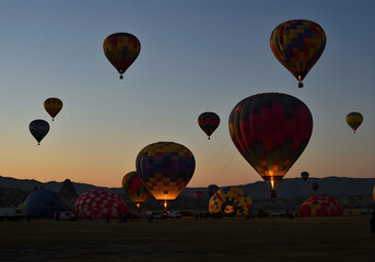 Obraz premium Colorful hot air balloons take off during the festival.