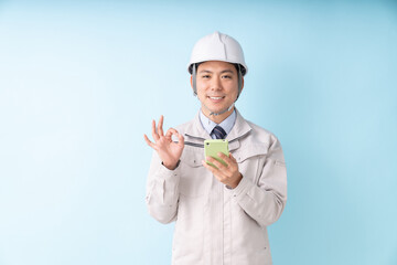 ビジネスマン　作業服　スマホ