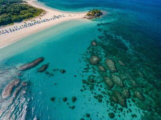 Obraz premium Aerial view of peaceful beaches with clear waters.
