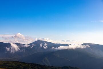 青空と白雲が織りなす八甲田山の絶景パノラマ