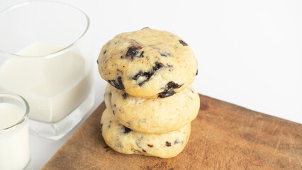 milk and cookies look delicious 