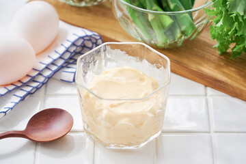 ガラスの器によそったマヨネーズ