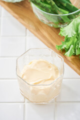 ガラスの器によそったマヨネーズ