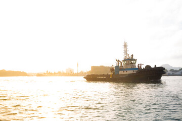 Tugboat in the port of Santos leaving at dawn to pick up a ship © willbrasil