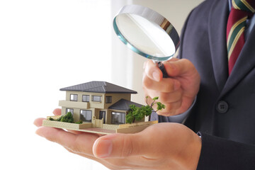 住宅について調べる男性のイメージ
