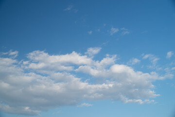 Obraz premium 見上げると綺麗な青い空