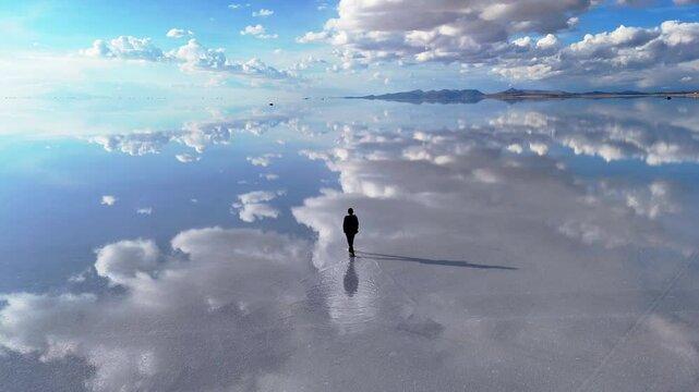 Walking on the Uyuni Salt Flats &ndash; A Surreal Journey Across Bolivia&rsquo;s Sky Mirror