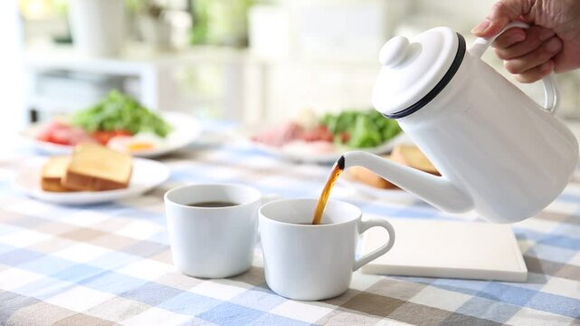 珈琲を注ぐ　朝の食卓のテーブル