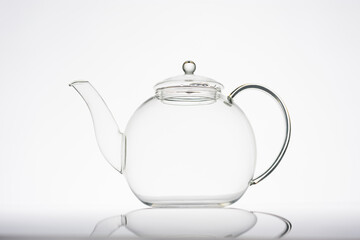 Teekanne aus Glas vor hellem Hintergrund mit Deckel, leer, Silhouette, minimalistisch